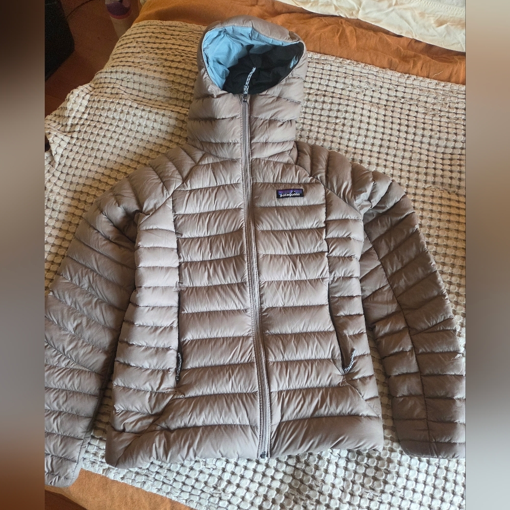 Patagonia Women’s Down Sweater Hoody – Size XS